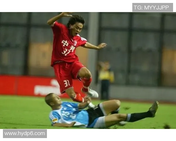 当红足球球星比赛中犯困瞬间引发球迷热议调侃不断 当红足球球星比赛中犯困瞬间引发球迷热议调侃不断