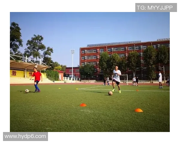 绿茵巨星欢聚畅谈足球人生共度激情欢乐时光